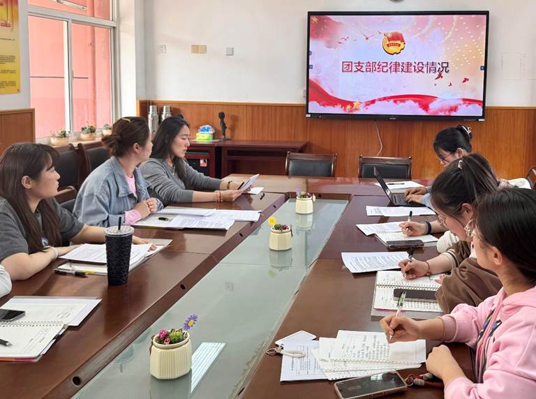 一群人坐在桌子前

AI 生成的内容可能不正确。