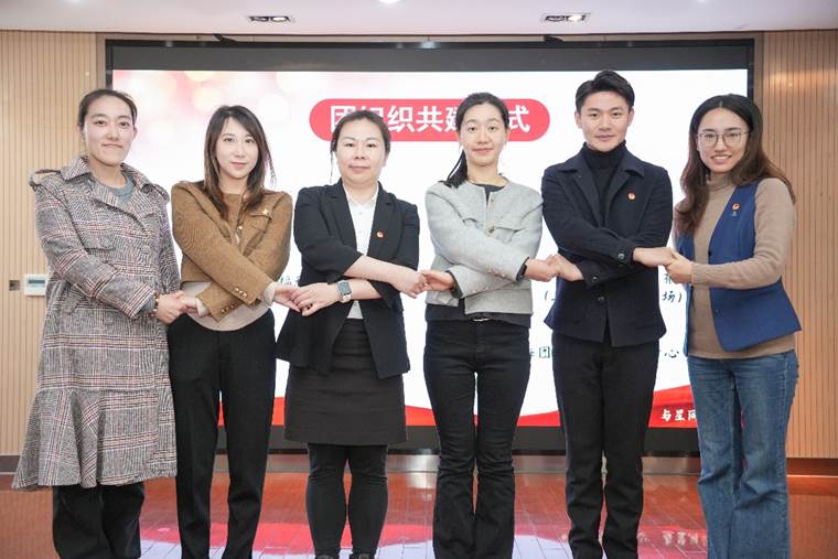 一群男人和女人站在一起

AI 生成的内容可能不正确。